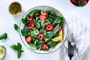 Spinatsalat mit Erdbeeren und Avocado